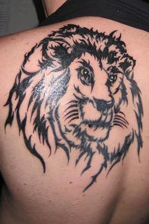 背部的黑色部落狮子纹身图案