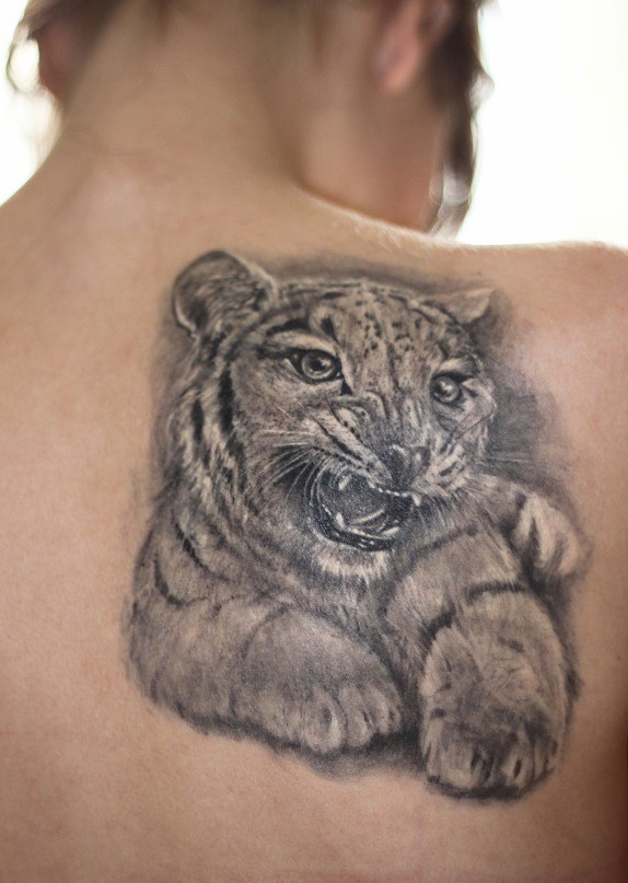 背部可爱写实的小老虎纹身图案