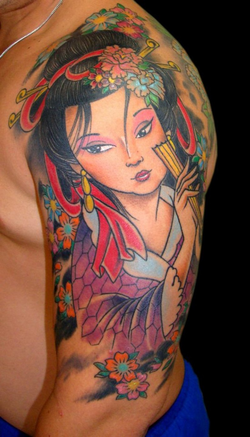大臂可爱的卡通风格亚洲艺妓画像和鲜花纹身图案