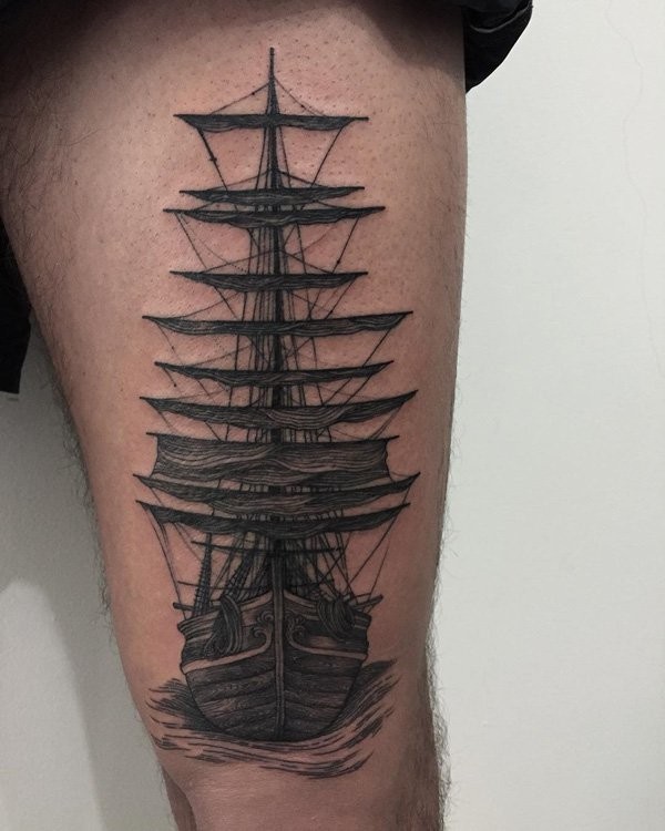 大腿雕刻风格黑色大帆船纹身图案
