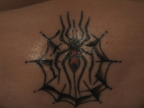 腰部黑色蜘蛛网与红蜘蛛纹身图案