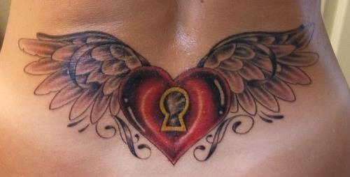 腰部翅膀与红色心形锁纹身图案