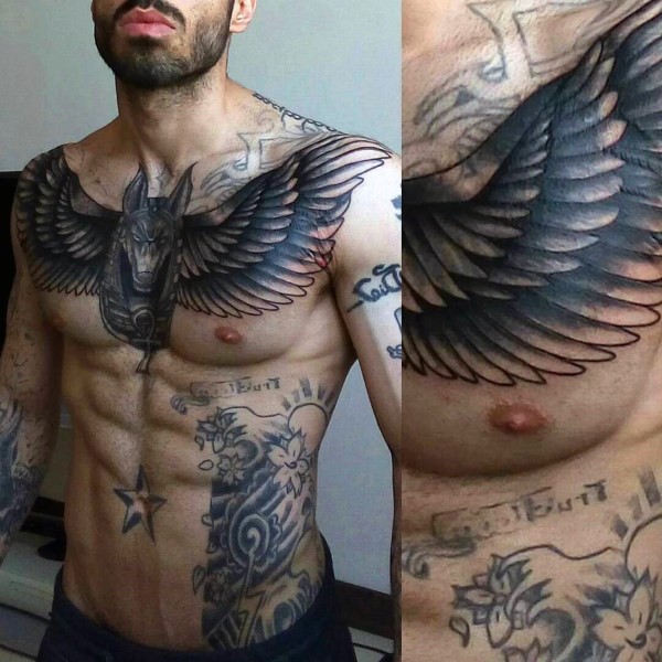 胸部华丽的黑色埃及神与翅膀纹身图案