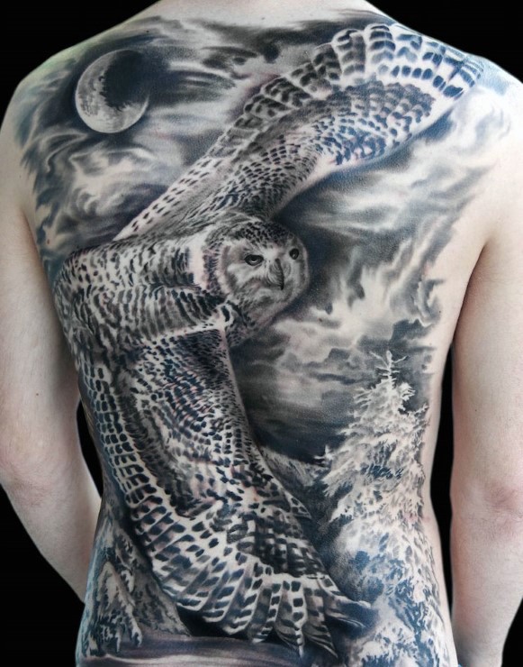 背部大规模非常逼真的猫头鹰森林纹身图案