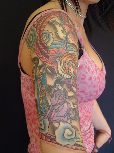 女性大臂彩色的虎头龙身纹身图案