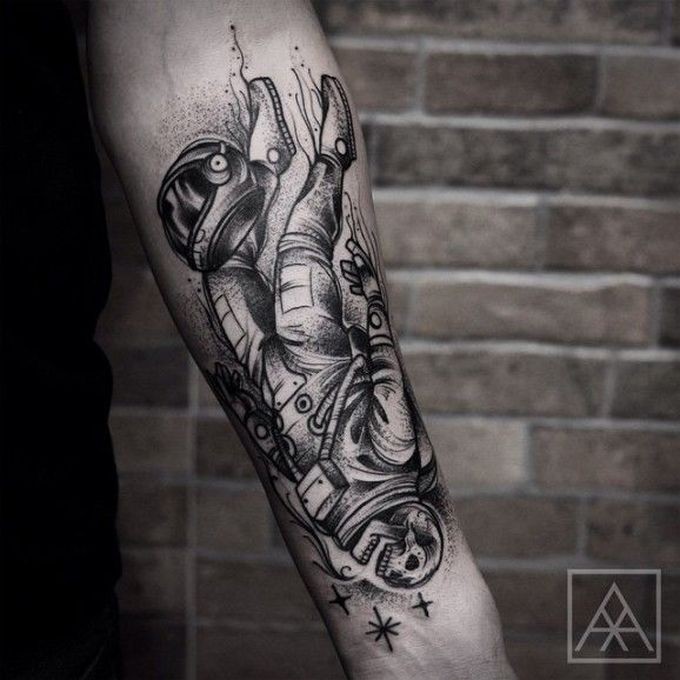 小臂雕刻风格黑色点刺骷髅宇航员纹身图案
