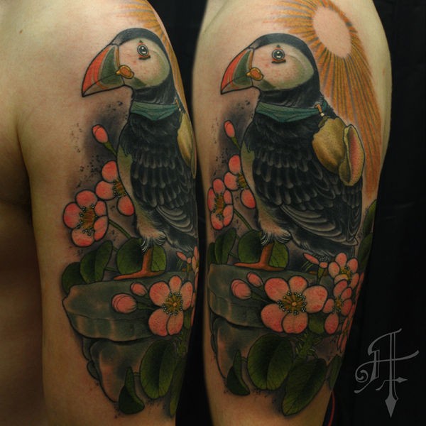 大臂新传统风格彩色的鸟和花朵纹身图案