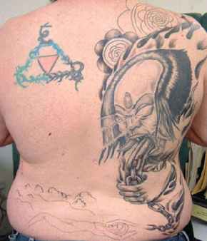 背部三角形与恶魔纹身图案