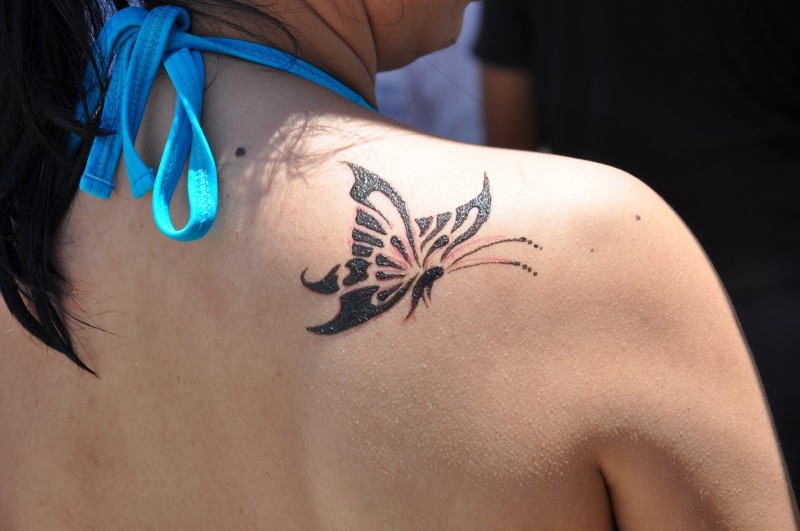 黑色的简单蝴蝶背部纹身图案