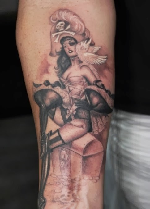 手臂性感的海盗女孩与宝藏纹身图案