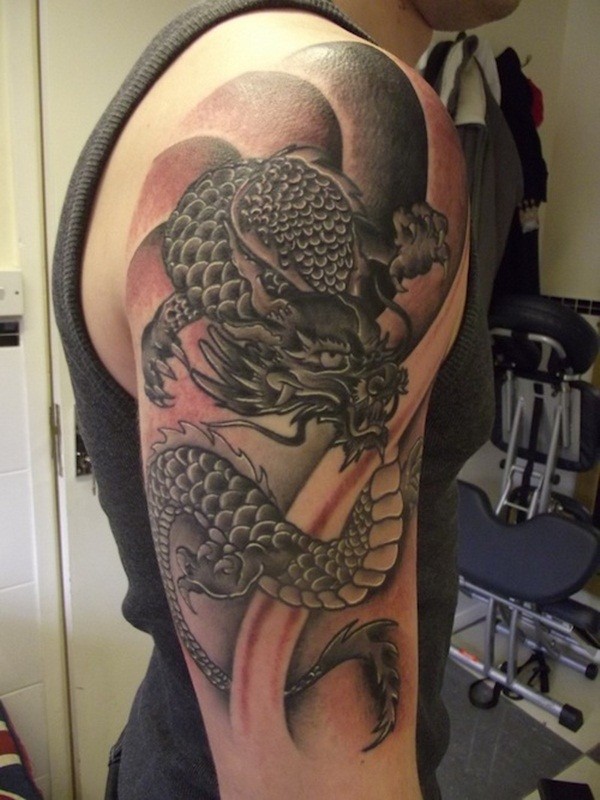 大臂亚洲风格的黑白幻想龙纹身图案