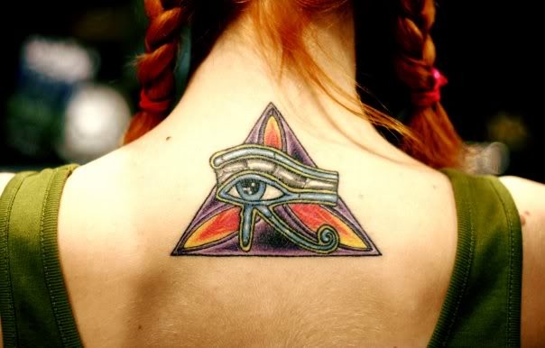old school背部神秘的三角形和荷鲁斯之眼纹身图案
