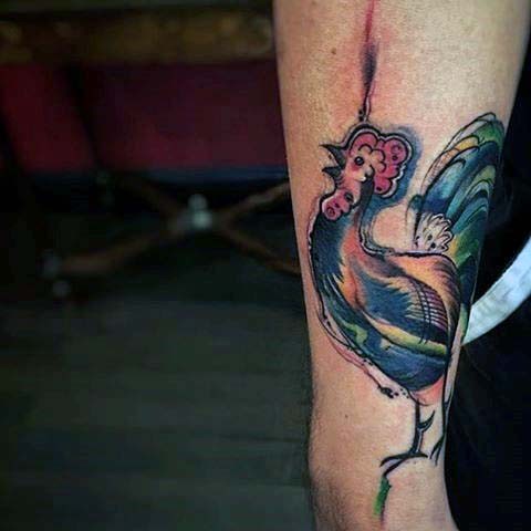 简单水彩画风格小公鸡手臂纹身图案
