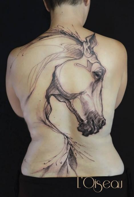 背部素描风格黑色的马头纹身图案
