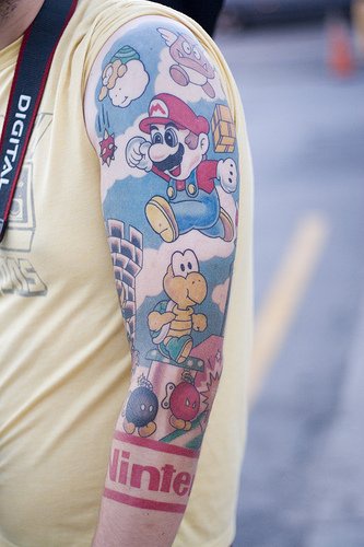 手臂鲜艳的彩色卡通马里奥主题纹身图案
