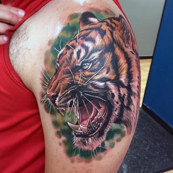 彩绘非常逼真的愤怒老虎手臂纹身图案