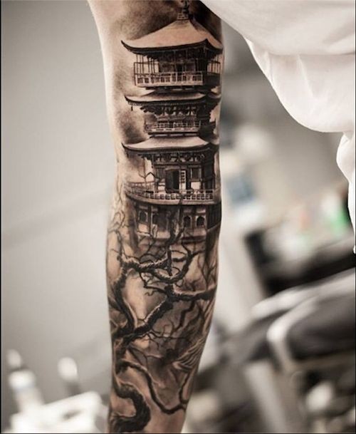 手臂惊人的亚洲建筑和大树纹身图案