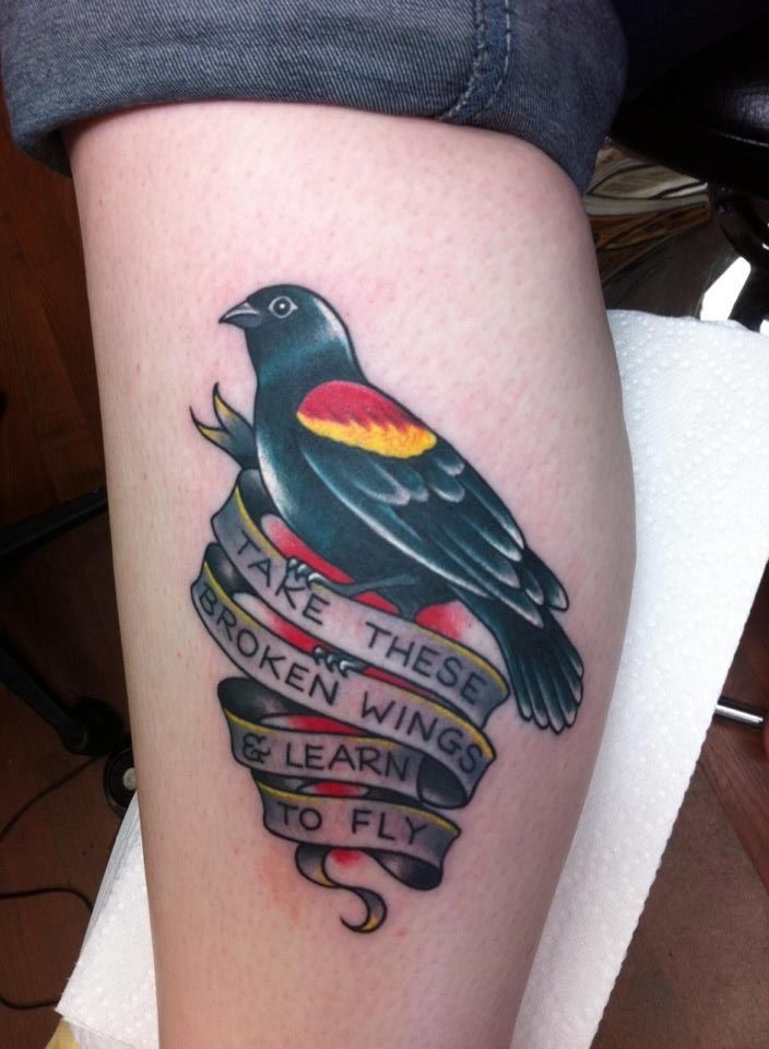 小腿黑色的鸽子与字母纹身图案