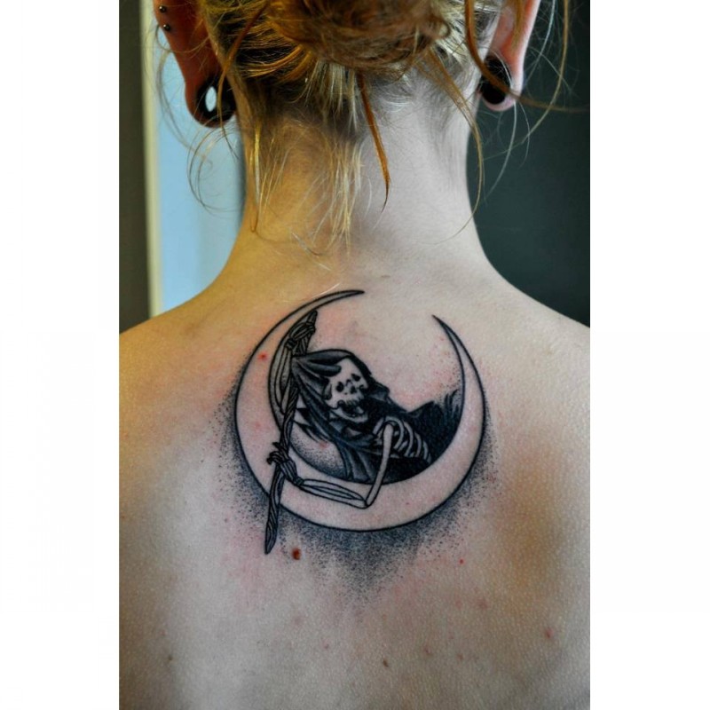 背部点刺风格黑色的骨架与月亮纹身图案