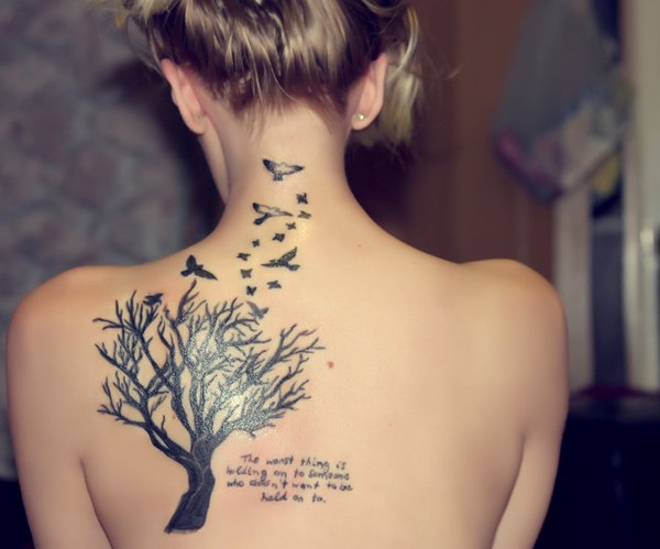 女生背部黑色的树和鸟字母纹身图案