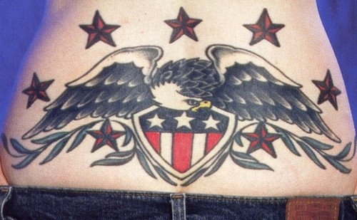 腰部美国徽章星星和鹰纹身图案