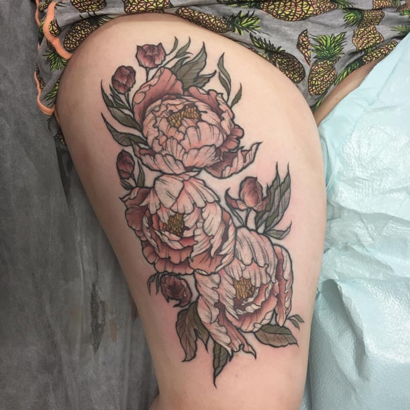 女生大腿美丽的彩色花朵纹身图案