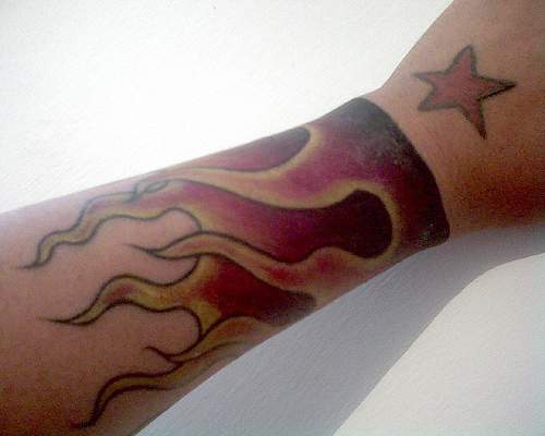 手臂上的两层火焰和星星纹身图案