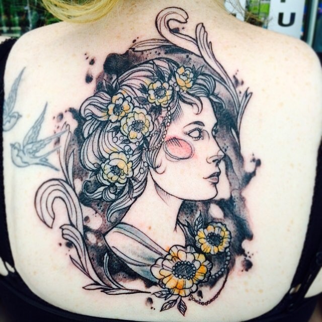 背部素描风格的彩色女人与花朵纹身图案