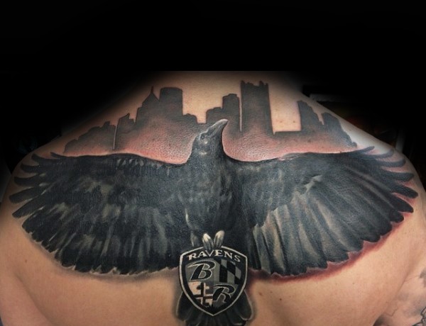 背部黑灰风格的乌鸦和徽章标志纹身图案