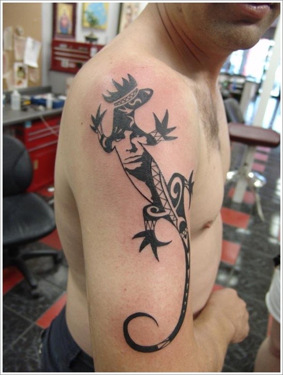 男性手臂黑色的蜥蜴皇冠纹身图案