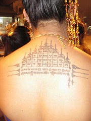 背部奇怪的佛教符号纹身图案