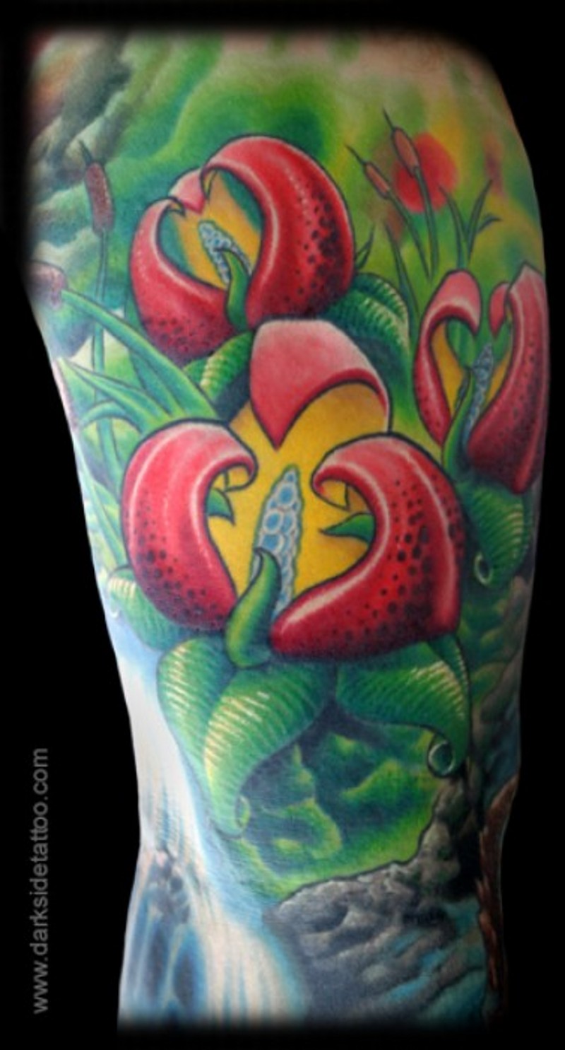 大臂神奇的彩色花朵与叶子纹身图案