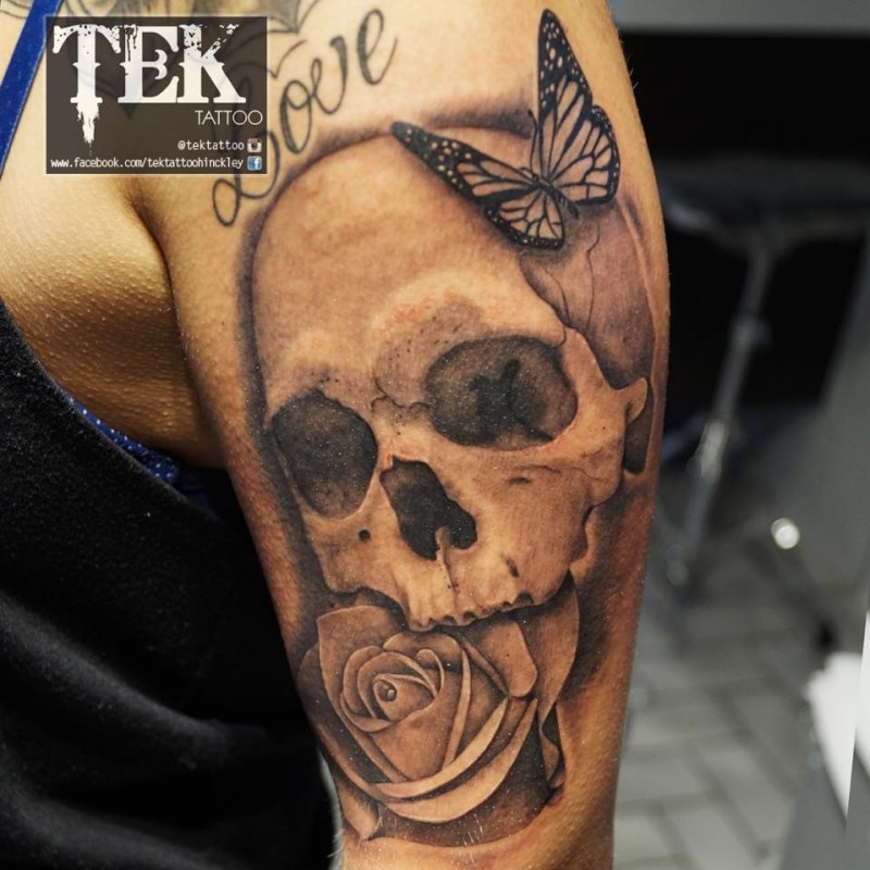 大臂美丽的黑白蝴蝶玫瑰和骷髅纹身图案