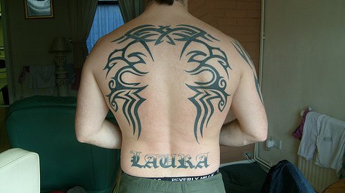 背部黑色的部落图腾与字母纹身图案
