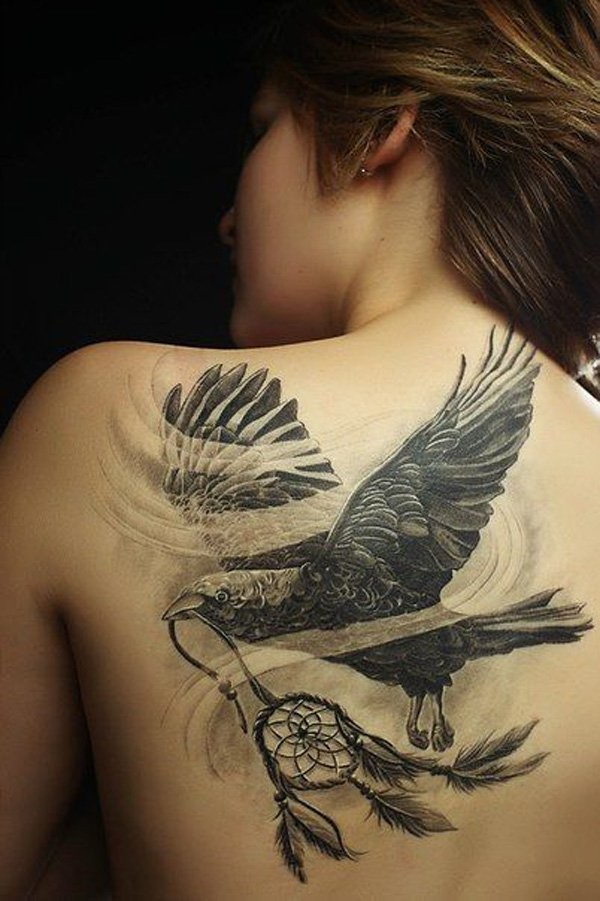 背部奇妙的黑灰乌鸦与捕梦网纹身图案