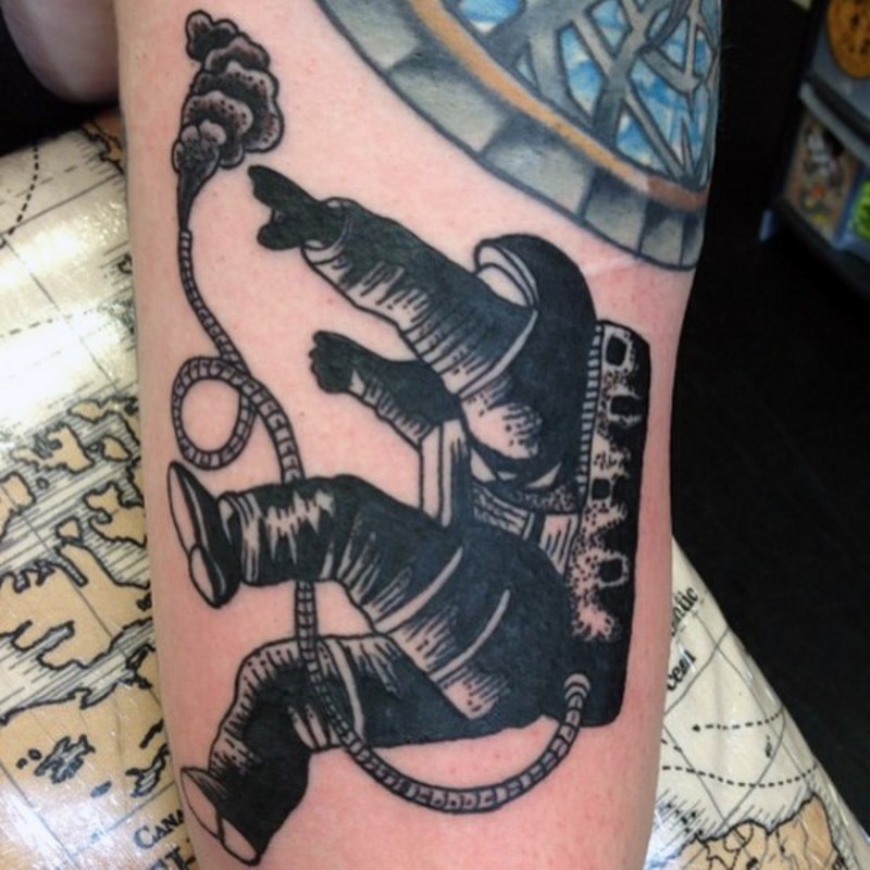 令人印象深刻的黑白宇航员手臂纹身图案