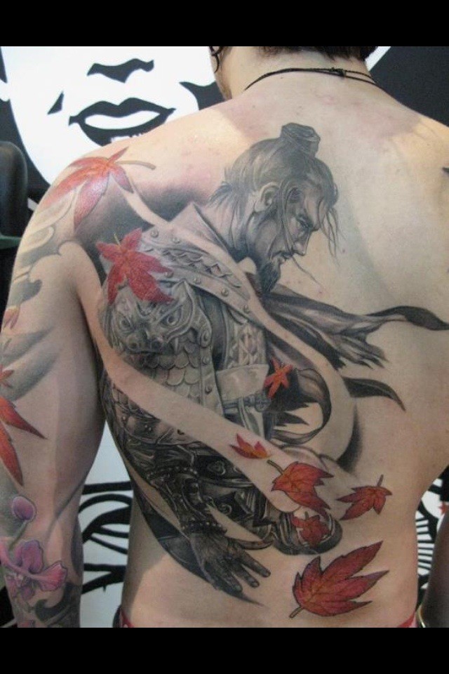 背部好看的武士和枫叶纹身图案