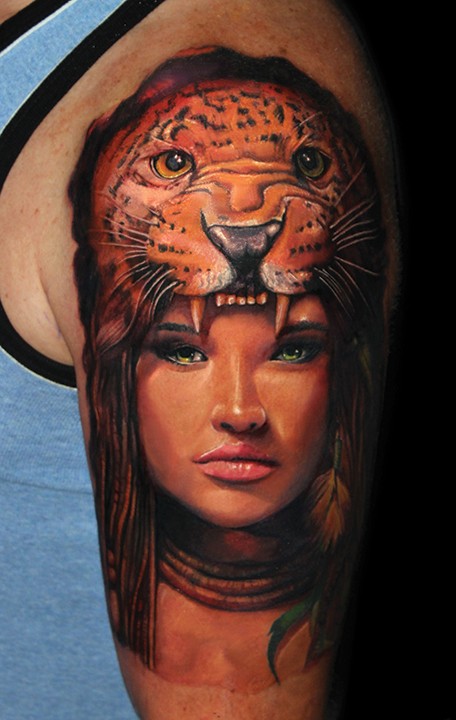 大臂手绘自然的女人肖像与豹头盔纹身图案