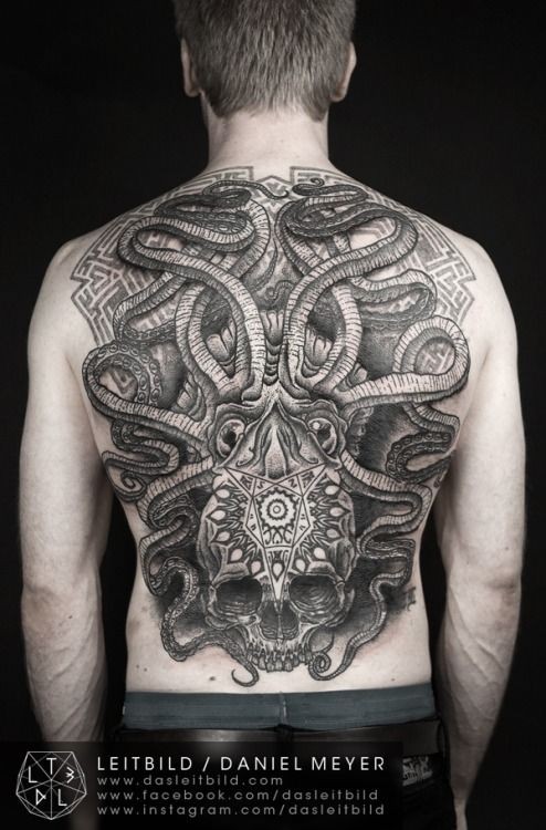 满背阿兹特克风格的黑白神秘章鱼骷髅纹身图案