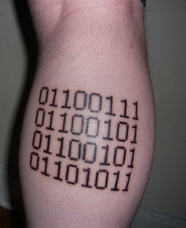 小腿黑色的二进制代码数字纹身图案