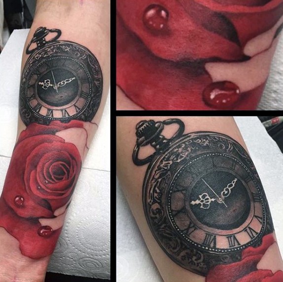 绚烂的红玫瑰与怀表手臂纹身图案