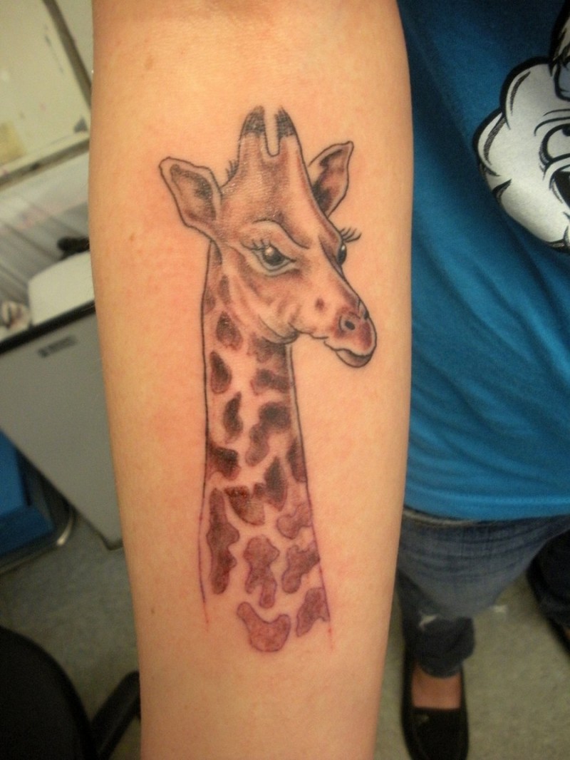 手臂愤怒的长颈鹿头像纹身图案
