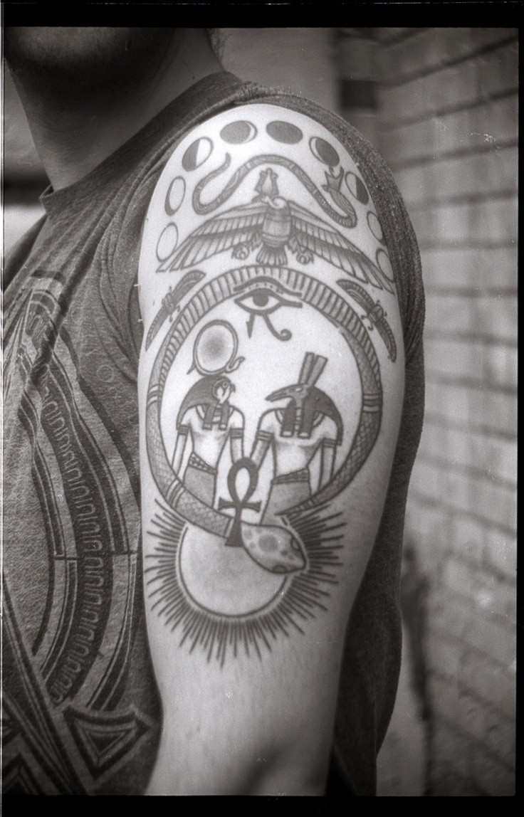 手臂埃及的神和权力象征符号纹身图案