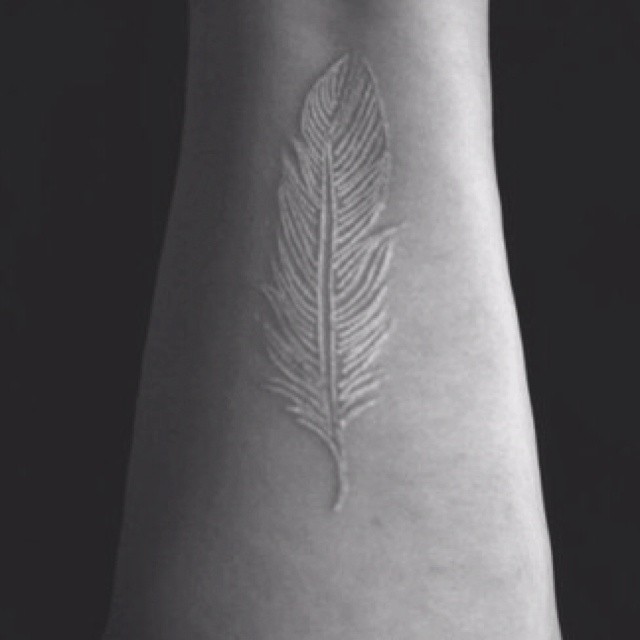 美丽的白色羽毛手腕纹身图案