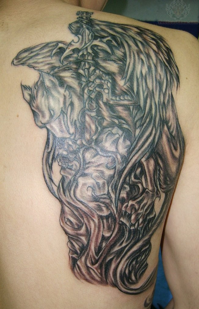 格里芬神兽背部个性纹身图案