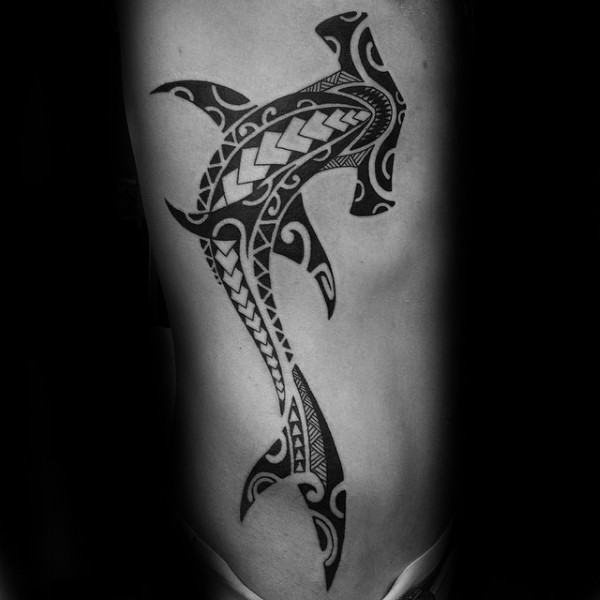 漂亮的黑色波利尼西亚风格锤头鲨纹身图案