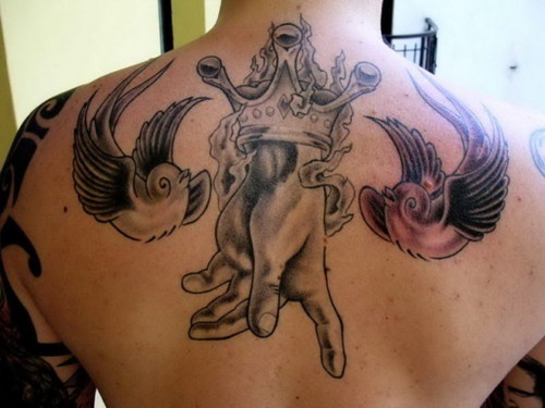 背部燕子与手和皇冠纹身图案