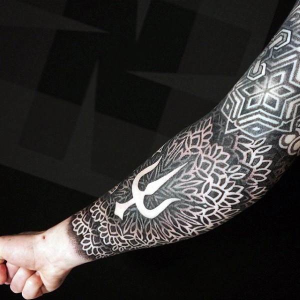 手臂华丽的黑白花朵与三叉戟纹身图案