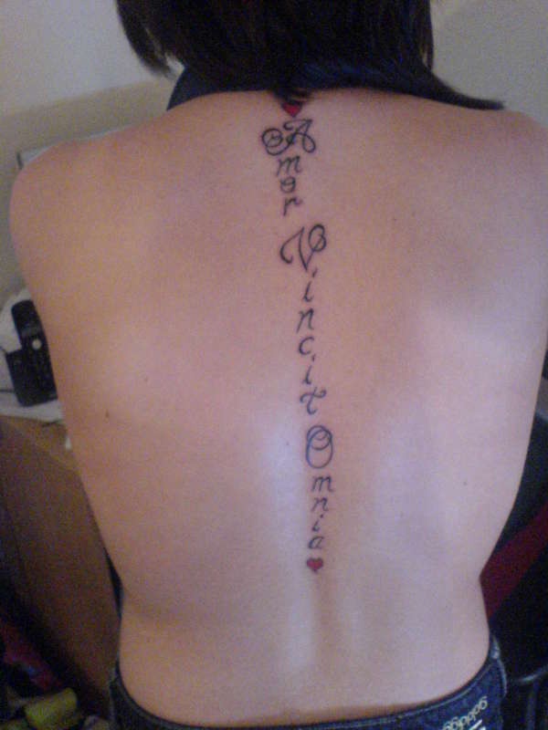 女生背部字母符号心形纹身图案