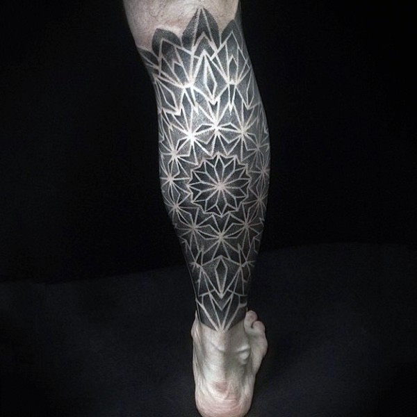 小腿黑白点刺花朵形状纹身图案